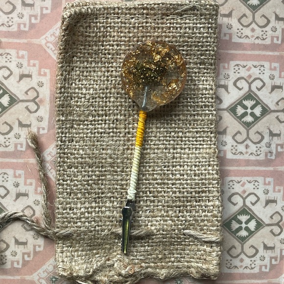 Handmade botanical resin art clip with macrame covered post - round bud 1A - Picture 1 of 9